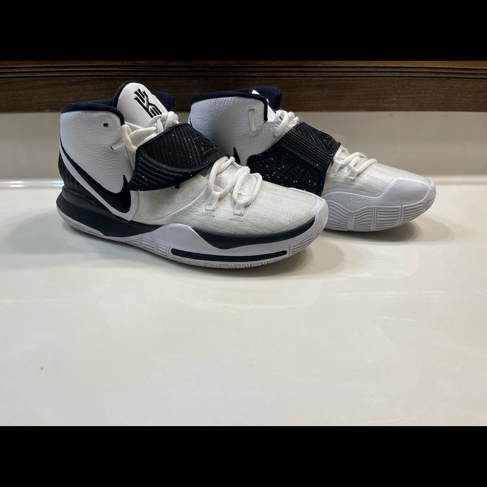 Nike Kyrie 6 Oreo basketball shoe. Size 11.5